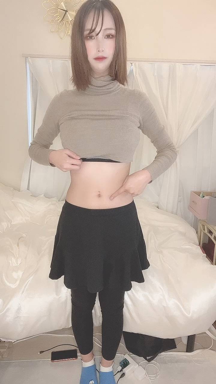 ウエストを指差してアピールする女性｜ダイエット｜美容