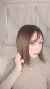 髪の毛をチェックする女性｜ヘアケア