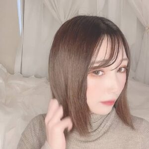 髪の毛をチェックする女性｜ヘアケア