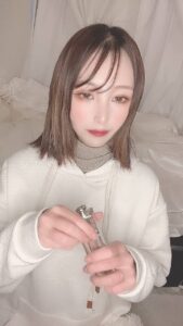 香水を吹きかける女性｜香水｜準備