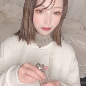 顔の産毛処理をする女性｜脱毛｜美容｜スキンケア