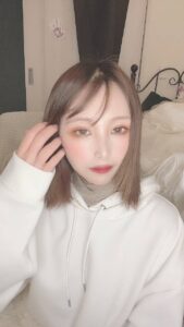 髪を耳にかけて微笑む女性｜彼氏目線｜デート