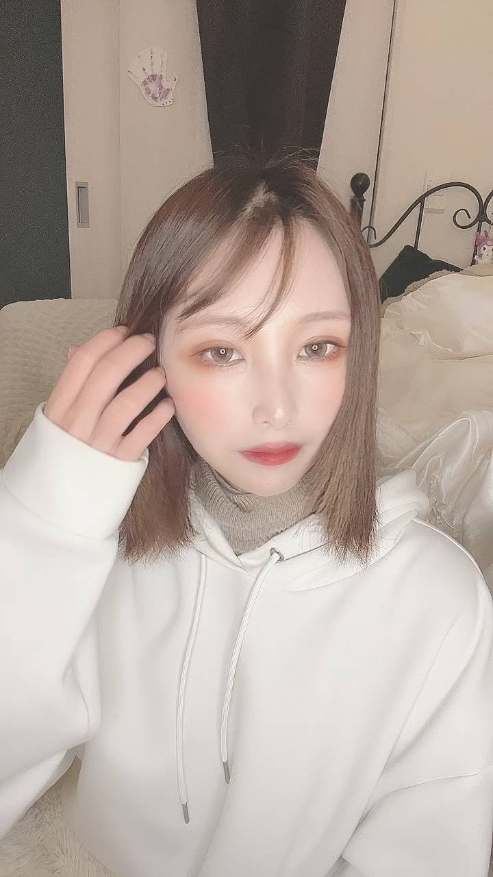 髪を耳にかけて微笑む女性｜彼氏目線｜デート