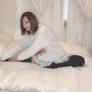 パジャマ姿でストレッチをする女性｜ストレッチ｜ダイエット