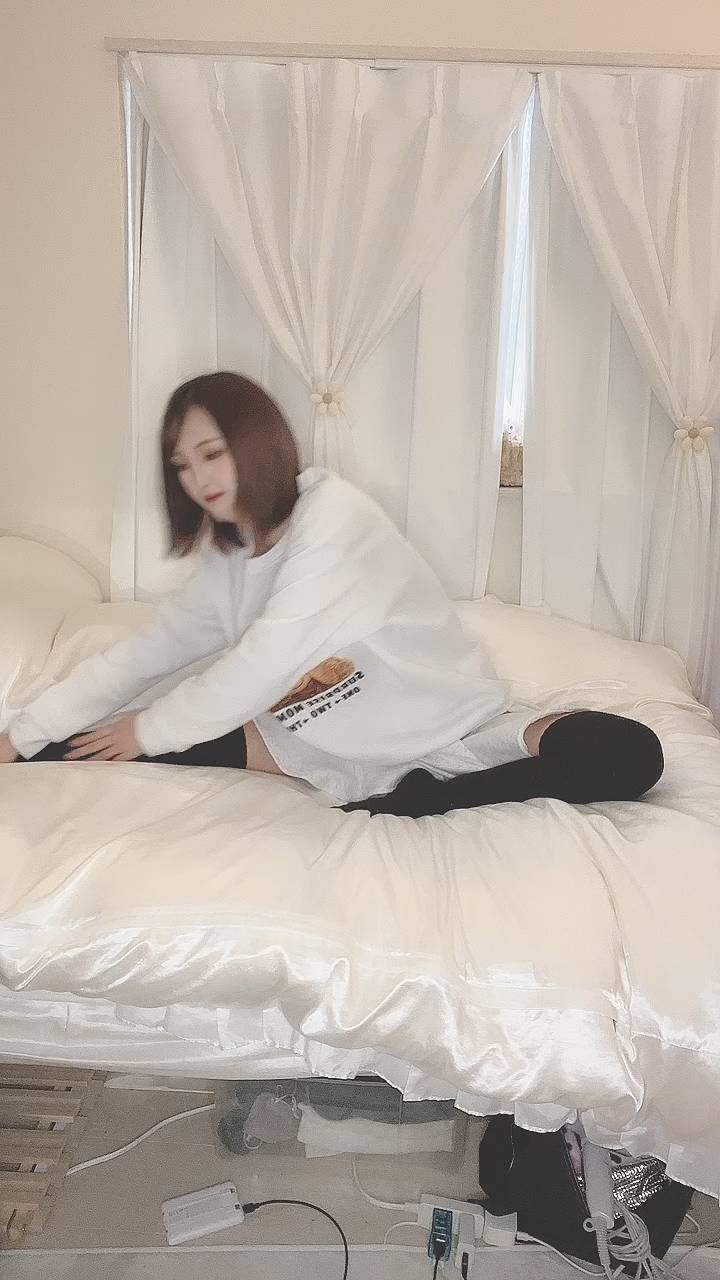 パジャマ姿でストレッチをする女性｜ストレッチ｜ダイエット