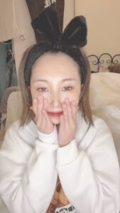 スキンケアもちもちの肌を触る女性｜スキンケア｜美容