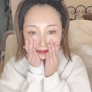 スキンケアもちもちの肌を触る女性｜スキンケア｜美容