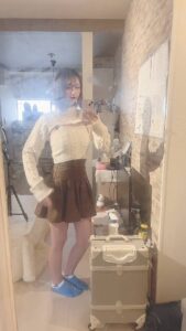 鏡越しに自撮りをする女性｜ウエスト｜美脚