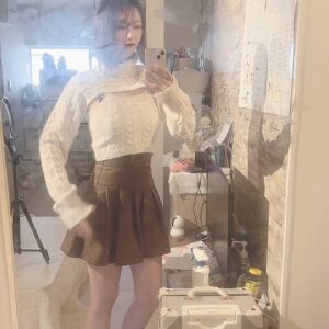 鏡越しに自撮りをする女性｜ウエスト｜美脚