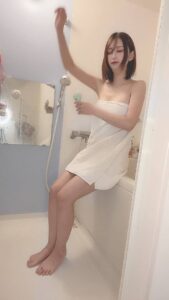 脇を剃る風の女性｜脱毛｜除毛