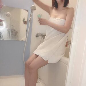 脇を剃る風の女性｜脱毛｜除毛