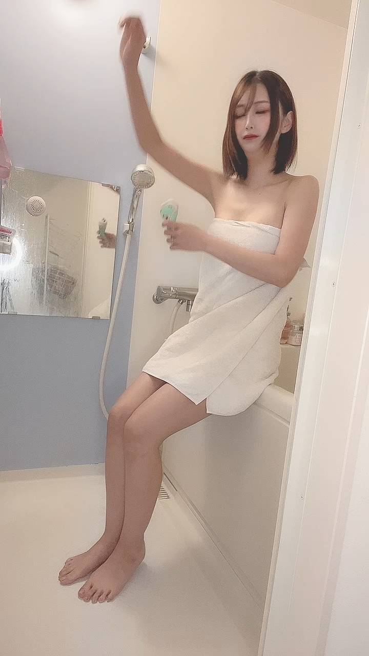 脇を剃る風の女性｜脱毛｜除毛