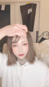 ヘアピンで髪を留めながら微笑む｜デート