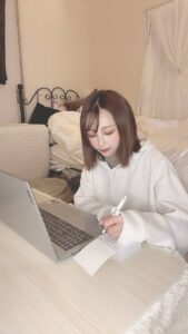 仕事で疲れた女性｜パソコン