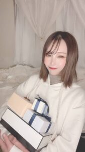 ギフトを抱えて喜ぶ女性｜誕生日｜記念日