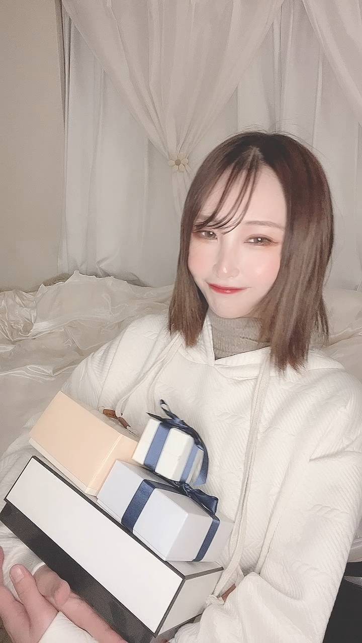 ギフトを抱えて喜ぶ女性｜誕生日｜記念日
