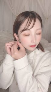 アクセサリーをつけながらウインク｜デート