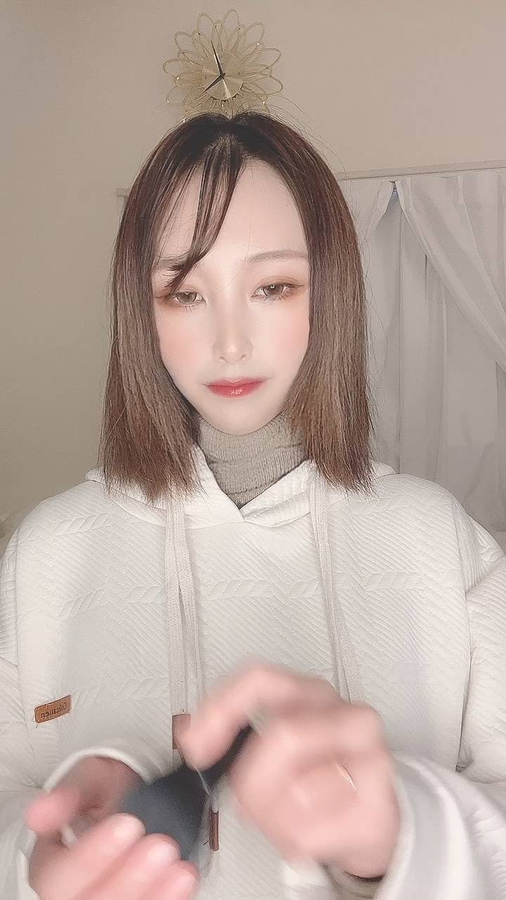 チークをのせる女性｜メイク｜準備