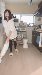 掃除中に笑顔｜部屋着｜彼氏目線