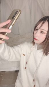 自撮りをする女性｜自撮り｜スマホ