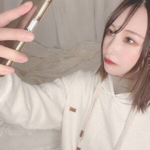 自撮りをする女性｜自撮り｜スマホ