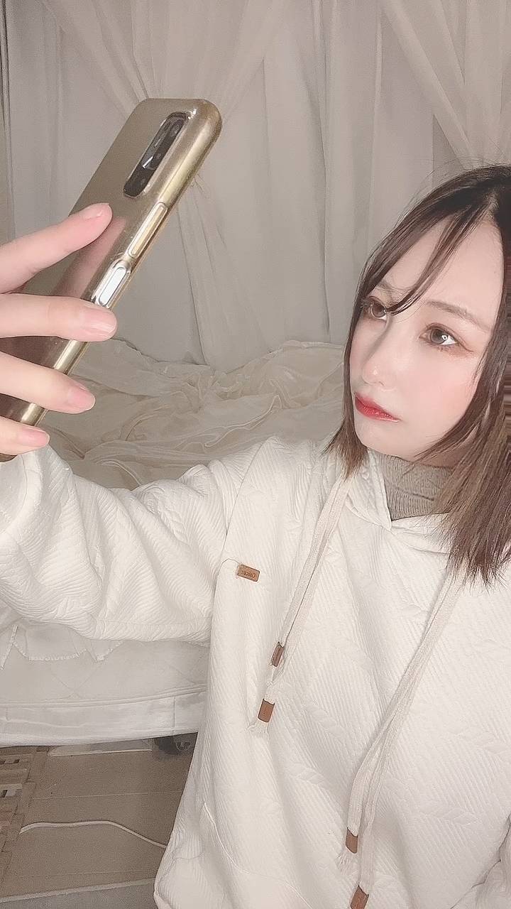 自撮りをする女性｜自撮り｜スマホ