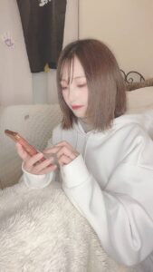 指でスワイプ操作｜アプリ広告｜スマホ