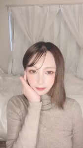 ヘアケアをする女性｜ヘアケア｜髪の毛