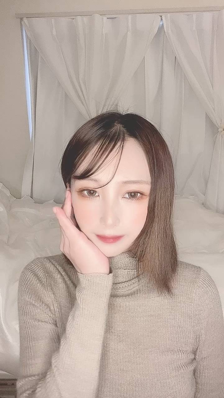 ヘアケアをする女性｜ヘアケア｜髪の毛