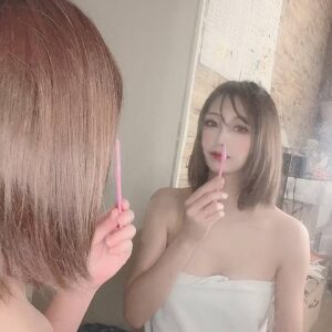 鏡越しに顔の産毛処理をする女性｜スキンケア｜脱毛