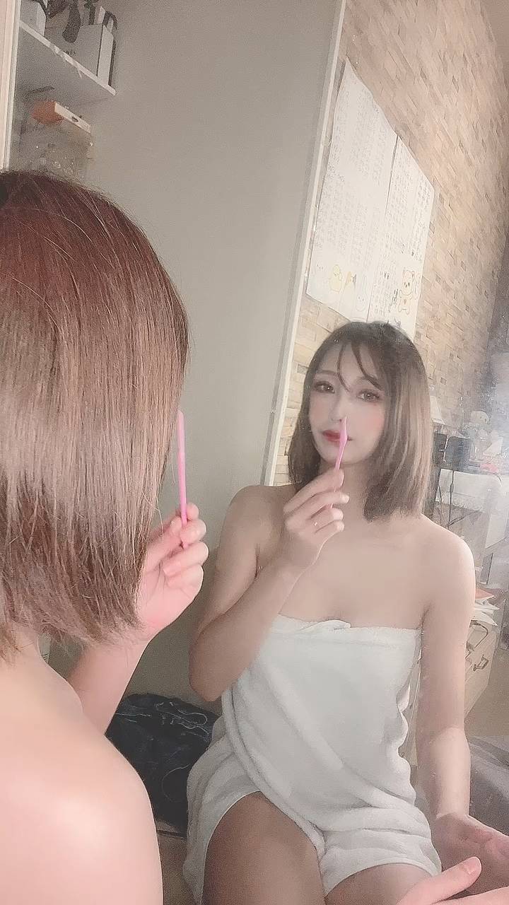 鏡越しに顔の産毛処理をする女性｜スキンケア｜脱毛