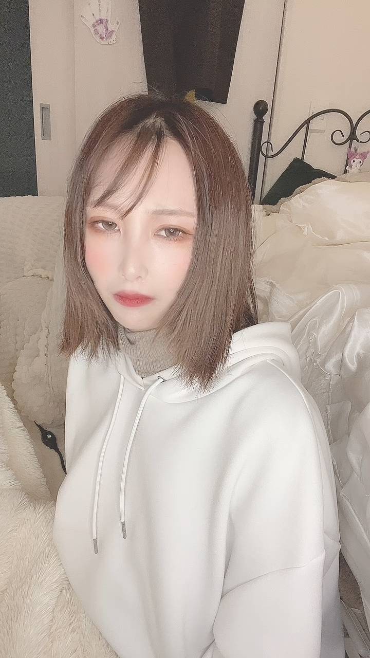 頬を膨らませて拗ね顔の女性｜拗ねる｜彼氏目線