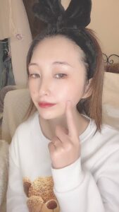 もちもち肌を指先で触る女性｜スキンケア｜美容