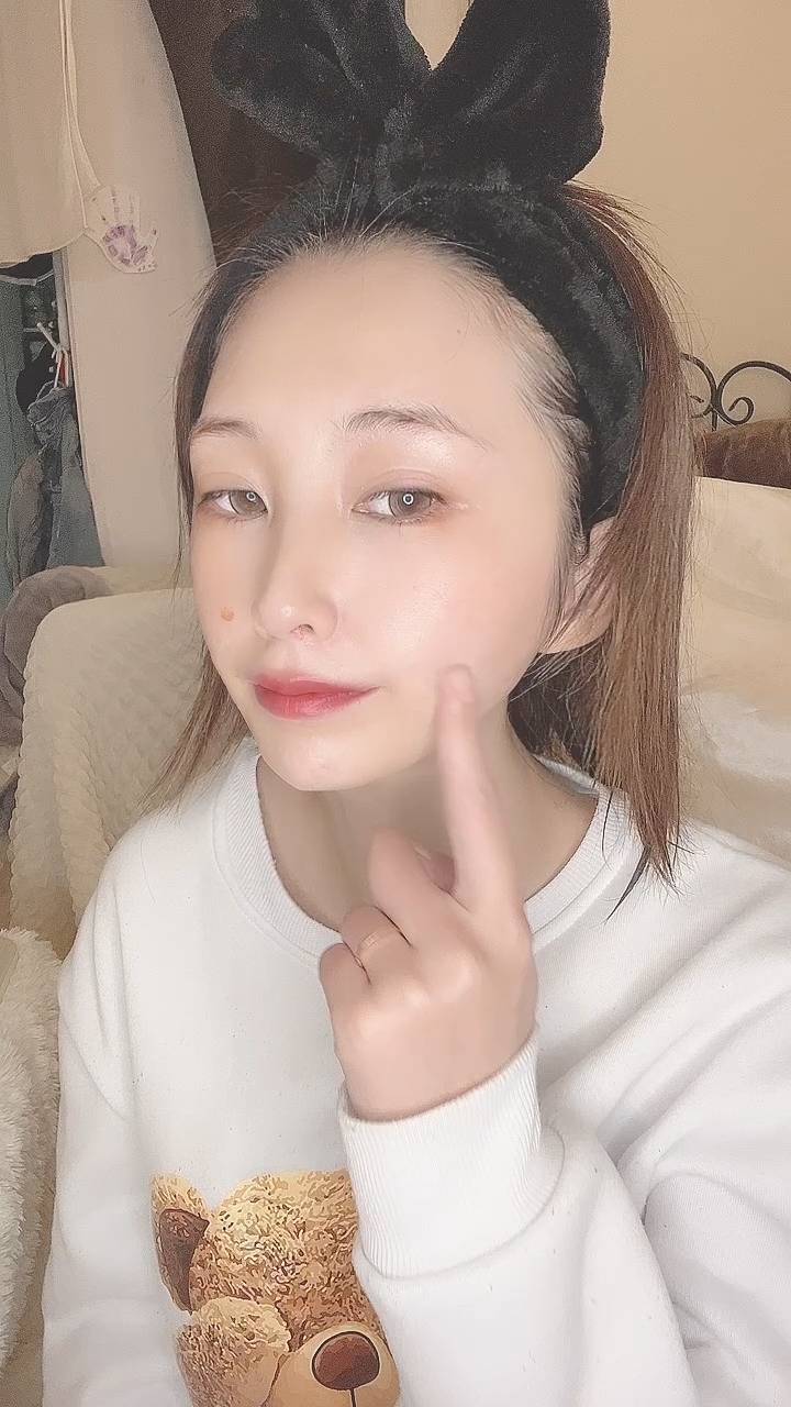 もちもち肌を指先で触る女性｜スキンケア｜美容