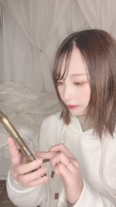 スマホを集中して見る女性｜スマホ｜女性