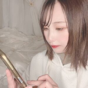 スマホを集中して見る女性｜スマホ｜女性