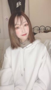 軽く首をかしげて微笑む女性｜彼氏目線｜デート