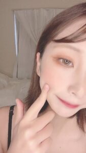 モチモチ肌をアピールする女性｜肌｜モチモチ