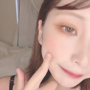 モチモチ肌をアピールする女性｜肌｜モチモチ