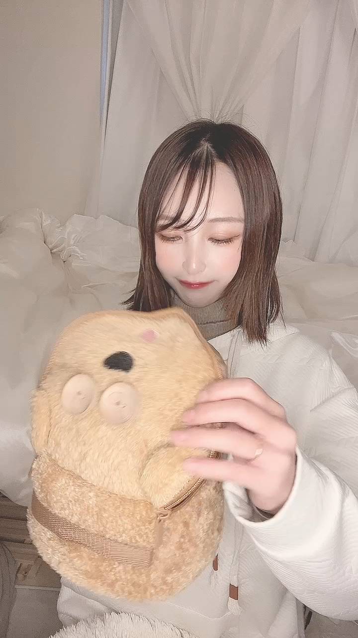 化粧ポーチを開けてワクワク顔｜コスメ｜美容