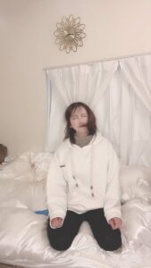 自宅で駄々をこねる女性｜怒る｜駄々