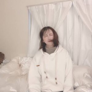 自宅で駄々をこねる女性｜怒る｜駄々