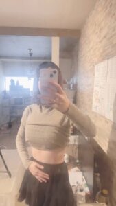 鏡越しに自撮りでウエストをアピールする女性｜ダイエット｜クリニック