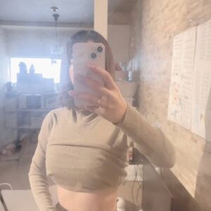 鏡越しに自撮りでウエストをアピールする女性｜ダイエット｜クリニック