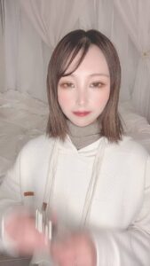 香水を首に吹きかけてうっとり顔｜デート