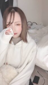 正面を見て悲しむ女性｜彼氏目線