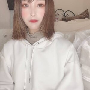 手を胸に当て安心する女性