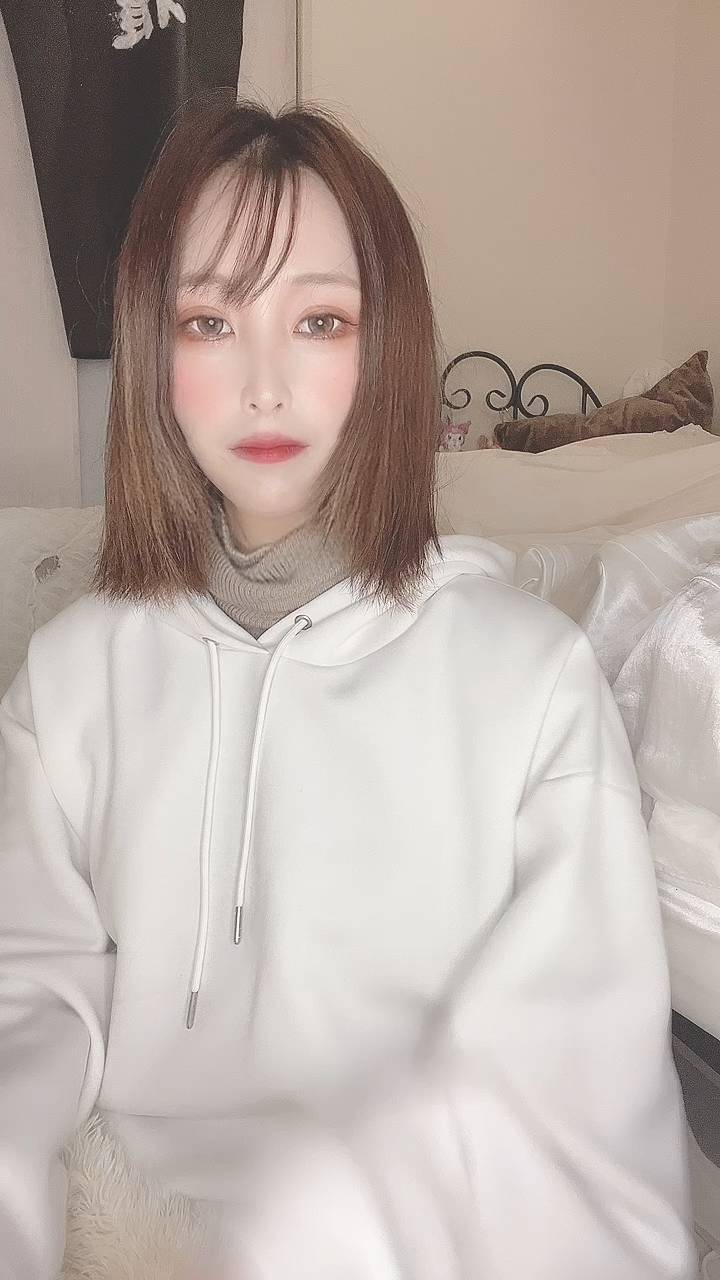 手を胸に当て安心する女性