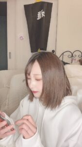 メッセージを読んで感動する女性｜恋愛広告