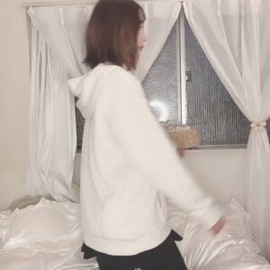 カーテンを閉めて一息つく女性｜夜｜カーテン